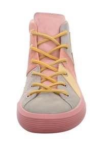 Wysokie trampki z wielokolorowym wzorem z różowej, szarej i żółtej skóry, zaokrąglonym czubkiem oraz żółtymi sznurówkami na różowej gumowej podeszwie.