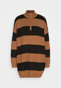 Maglione a righe marroni e nere con colletto alto e una cerniera corta. Realizzato in un materiale morbido, presenta maniche ampie e una vestibilità comoda.