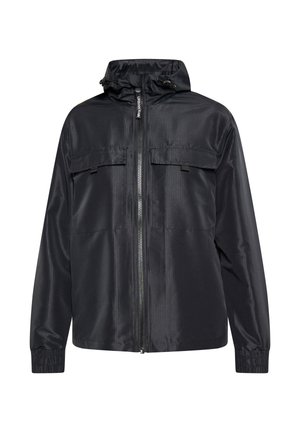 Jachetă neagră cu glugă, realizată dintr-un material neted, având închidere cu fermoar, două buzunare pe piept și manșete elastice. Designul include dungi verticale.