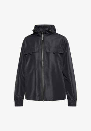 Czarna kurtka z kapturem, wykonana z gładkiego materiału, z zapięciem na zamek błyskawiczny, dwoma kieszeniami na piersi i elastycznymi mankietami. Projekt zawiera pionowe paski.