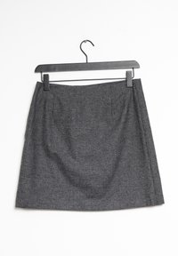 Grijze geruite rok hangt aan een zwarte hanger; heeft een rechte snit en een gestructureerde stof met subtiel ruitpatroon.