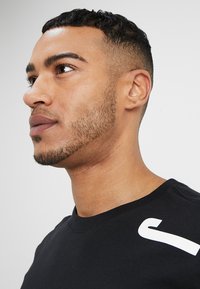 Jordan TEE VERTICAL  - Camiseta estampada - black/gym red
