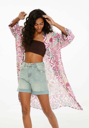 Kimono-style přehoz z lehkého materiálu, se živou růžovo-zeleno-bílou paisley vzorem, s rukávy do 3/4 a otevřeným předním dílem.