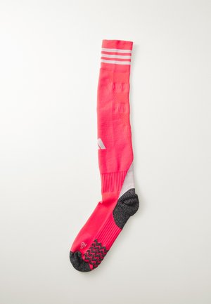 Chaussette rose jusqu'au genou avec des rayures blanches en haut, un motif texturé le long de la tige, et un talon et un orteil gris foncé.