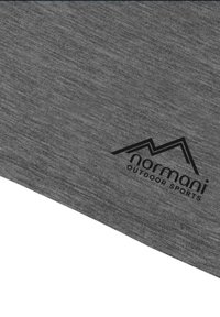 Graues Sportshirt aus strukturiertem Stoff, mit einem schwarzen Logo, das Berge und den Text "normani OUTDOOR SPORTS" zeigt.