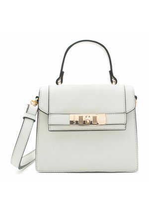 Petit sac à main en cuir gris clair avec poignée supérieure, bandoulière ajustable et fermeture à rabat avant avec fermoir rectangulaire doré.