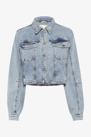 Helles blaufarbene Denim-Cropped-Jacke mit langen Ärmeln, Knopfverschluss vorne, zwei Brusttaschen und Kontraststeppdetails.