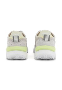 Sneaker con una toma in rete grigia chiara, intersuola verde lime e suola bianca. Caratterizzate da un logo sul tallone e un motivo testurizzato.