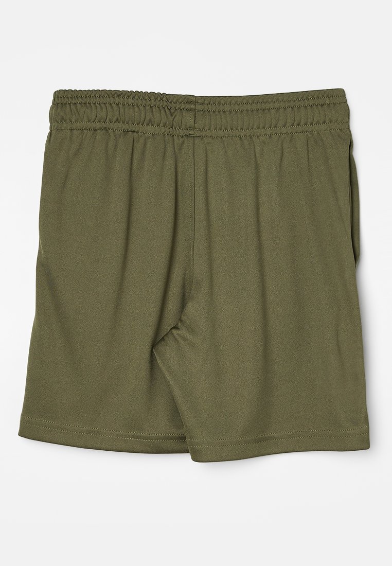 Shorts vert olive avec une taille élastique, fabriqués dans un tissu lisse et léger. Présentent un design simple et dépouillé avec une coupe droite.