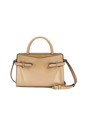 Sac à main en cuir beige avec une forme structurée, double poignée supérieure, bandoulière amovible et détails en métal argenté.