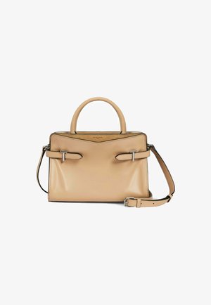 Sac à main en cuir beige avec une forme structurée, double poignée supérieure, bandoulière amovible et détails en métal argenté.