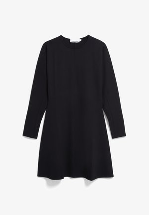 Robe noire à manches longues en forme de A avec un col rond et sans motifs ni embellissements, présentée sur fond blanc.