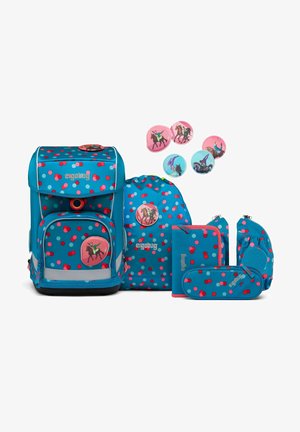 Rucksack-Set in Blau mit roten und pinken Punkten. Enthält einen Hauptrucksack, eine Beuteltasche, einen Stiftetui, ein Portemonnaie und runde Aufnäher mit Designs.