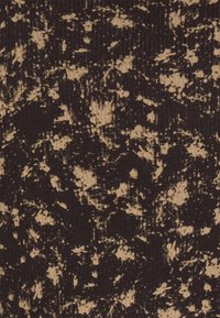 Tummanruskea ja beige kangas, jossa on epäsäännöllinen, abstrakti pilkullinen kuvio ja hienovarainen pystyribbetty tekstuuri.