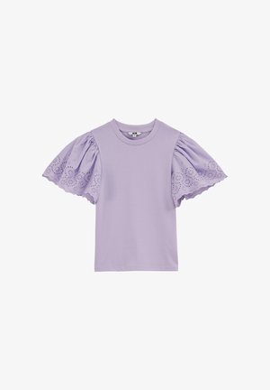 Fliederfarbenes T-Shirt mit kurzen, gepufften Ärmeln und zartem Lochmuster. Weicher Baumwollstoff, runder Halsausschnitt und normale Passform.