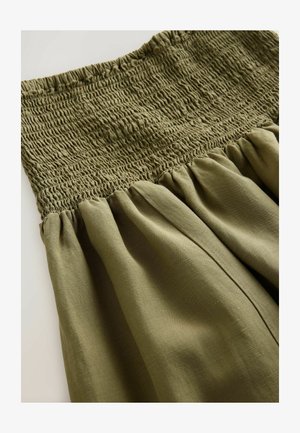 Oliven grøn kjole med en smocked liv og en samlet nederdel. Stof har en blød tekstur, med et flydende design og let udseende.