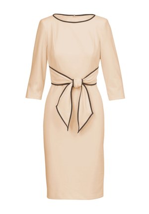 Robe beige clair avec manches trois-quarts, taille cintrée ornée d'un lien noir, et une silhouette élégante et ajustée.