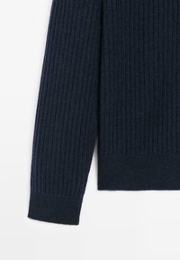 Granatowy sweter z prążkowanej tkaniny, z długimi rękawami i prostym dołem, z wyraźnymi liniami i minimalistycznym designem.