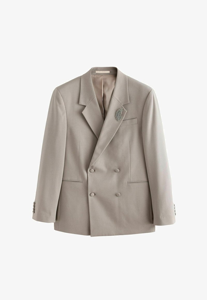 Blazer gris clair croisé en tissu texturé, col à crans, deux poches avant, poignets boutonnés et broche argentée en forme de feuille sur le revers gauche.