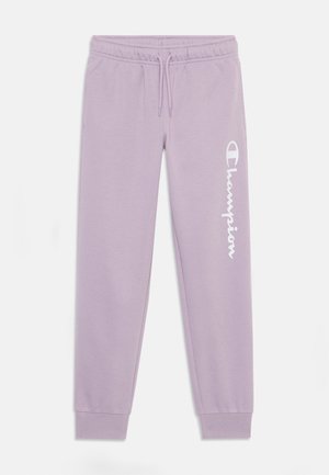Pantalons de survêtement lilas avec taille élastique, cordon de serrage, chevilles resserrées, et un logo blanc "Champion" imprimé verticalement sur la jambe gauche.