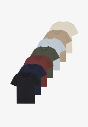 Oito t-shirts de gola redonda em várias cores sólidas: preto, azul-marinho, bordô, verde floresta, azul claro, bege, areia e creme. Mangas curtas, tecido de algodão.
