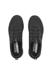 Baskets de sport noires avec une tige en maille texturée, des lacets élastiques et des semelles intérieures rembourrées. Présentent un subtil détail réfléchissant sur la languette.
