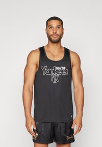 Čierny tielko s okrúhlym výstrihom, so bielym logom "New York Yankees" na hrudi a príjemným, ľahkým materiálom.