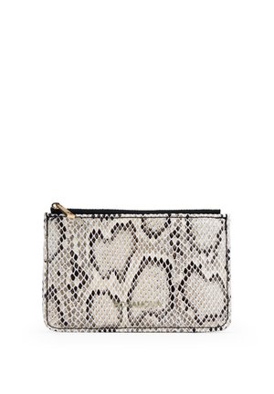 Tarjetero con estampado de piel de serpiente en crema y negro, que incluye un cierre de cremallera y herrajes en tono dorado, con una textura suave y forma compacta.