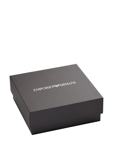 Boîte cadeau rectangulaire noire à texture lisse, avec un couvercle portant l'inscription "EMPORIO ARMANI" en blanc sur le dessus.