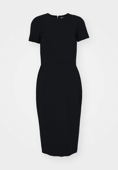 Juodas prigludęs suknelė su trumpomis rankovėmis, apvaliu iškirpimu ir kelio ilgio apdaila. pagaminta iš lygaus audinio, turi nepastebimą užtrauktuką gale.