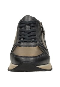 Baskets en cuir noir avec un accent doré métallique, tige texturée, lacets plats et une fermeture éclair sur le côté, dotées d'une semelle en caoutchouc.