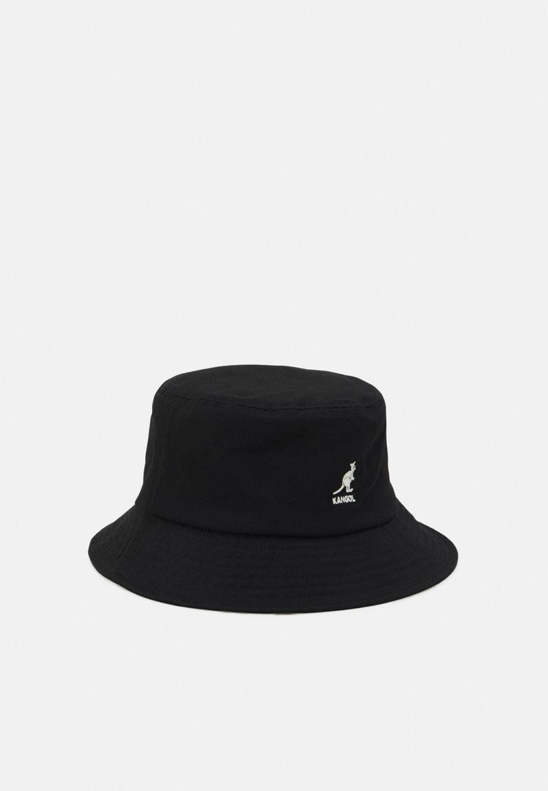 Sombrero de cubo negro de algodón con una corona redonda sencilla y ala ancha, que presenta un pequeño logo de canguro blanco en la parte frontal.