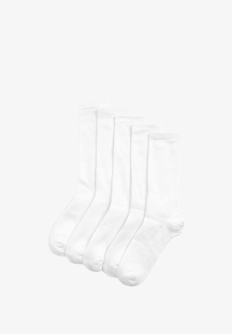 Fünf Paar schlichte weiße Knöchelsocken, überlappend auf einem weißen Hintergrund angeordnet.