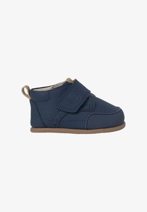 Zapato de cuero azul para niño pequeño con correa de Velcro, punta redondeada, suela de goma texturizada y un acento marrón en el talón.