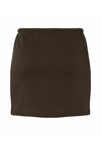 Mini gonna marrone elasticizzata, caratterizzata da un design semplice con una vita elastica e una texture liscia e morbida. Nessun motivo o accento aggiuntivo.