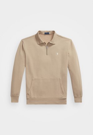 Sudadera beige de manga larga con cremallera de cuarto, bolsillo canguro frontal y pequeño logo bordado en blanco en el pecho.