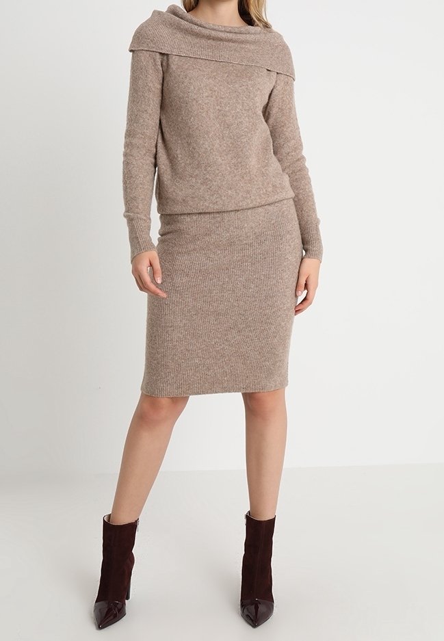 Ensemble pull en maille et jupe beige, avec un col rabattable, une texture côtelée, une coupe ajustée, associé à des bottines bordeaux.