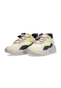 Sneaker sportive in crema, blu navy e verde lime. Presentano materiali in mesh testurizzato e pelle, lacci tondi e una suola di gomma spessa.