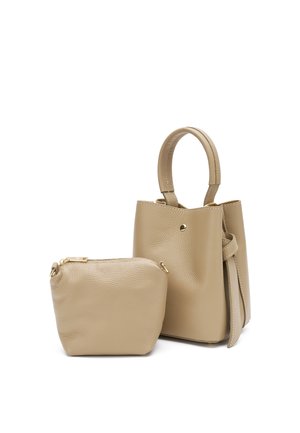 Sac à main en cuir beige avec une poignée incurvée et une petite pochette assortie à fermeture éclair, tous deux présentant des surfaces en cuir texturé.