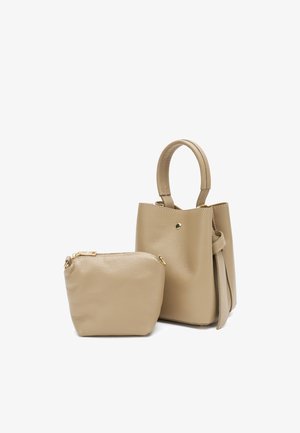 Beige leren handtas met een gebogen handvat en een bijpassend klein etui met ritssluiting, beide met een gestructureerd lederen oppervlak.