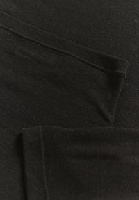 Tessuto nero con una texture liscia e una leggera lucentezza. L'immagine mostra bordi piegati e cuciture, evidenziando la morbidezza del materiale.