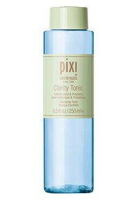 Blå plastflaske med en mintgrønn hette og etikett. Teksten på etiketten inkluderer "pixi", "Clarity Tonic" og produktdetaljer. 250 ml kapasitet.