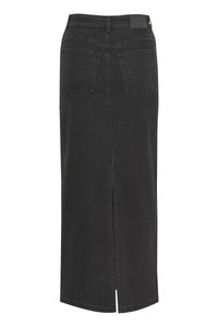 Svart denimskjørt med rett snitt, bakslitt, to baklommer og et merke på linningen. Glatt tekstur, klassisk design.