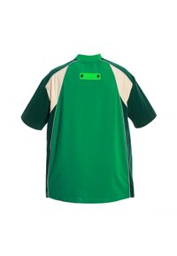 Camisa verde de mangas cortas con acentos en crema y verde oscuro, que presenta una estrecha banda horizontal con agujeros en la parte posterior para ventilación.