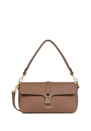 Sac à bandoulière en cuir marron avec fermeture à boucle dorée et logo "Lancaster Paris", avec bandoulière amovible et finition lisse texturée.