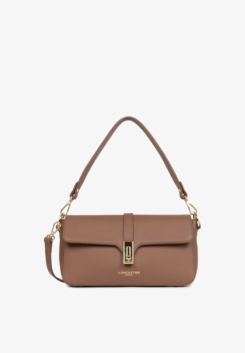 Sac à bandoulière en cuir marron avec fermeture à boucle dorée et logo "Lancaster Paris", avec bandoulière amovible et finition lisse texturée.