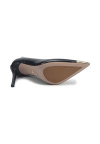 Pantofi cu toc stiletto negri din piele, cu vârful ascuțit, finisaj texturat și un accent auriu la vârf. Talpa are un model canelat.