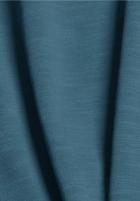 Tela azul verdosa con una superficie lisa y ligeramente texturizada, que muestra pliegues y sutiles variaciones de tono. Adecuada para ropa o tapicería.