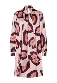 Langärmliges Kleid aus hellrosa Stoff, das große dunkelburgunderfarbene Blumenmuster mit orangefarbenen Akzenten aufweist. Umfasst ein gebundenes Detail am Hals.