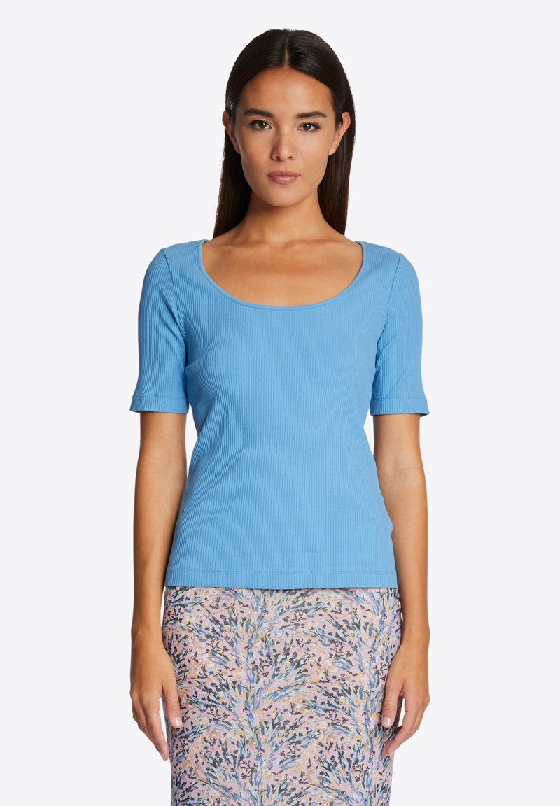 Blaues, geripptes Kurzarmoberteil mit einem runden Ausschnitt und tailliertem Schnitt. Mit strukturiertem Stoff und glatter Oberfläche, kombiniert mit einem gemusterten Rock.